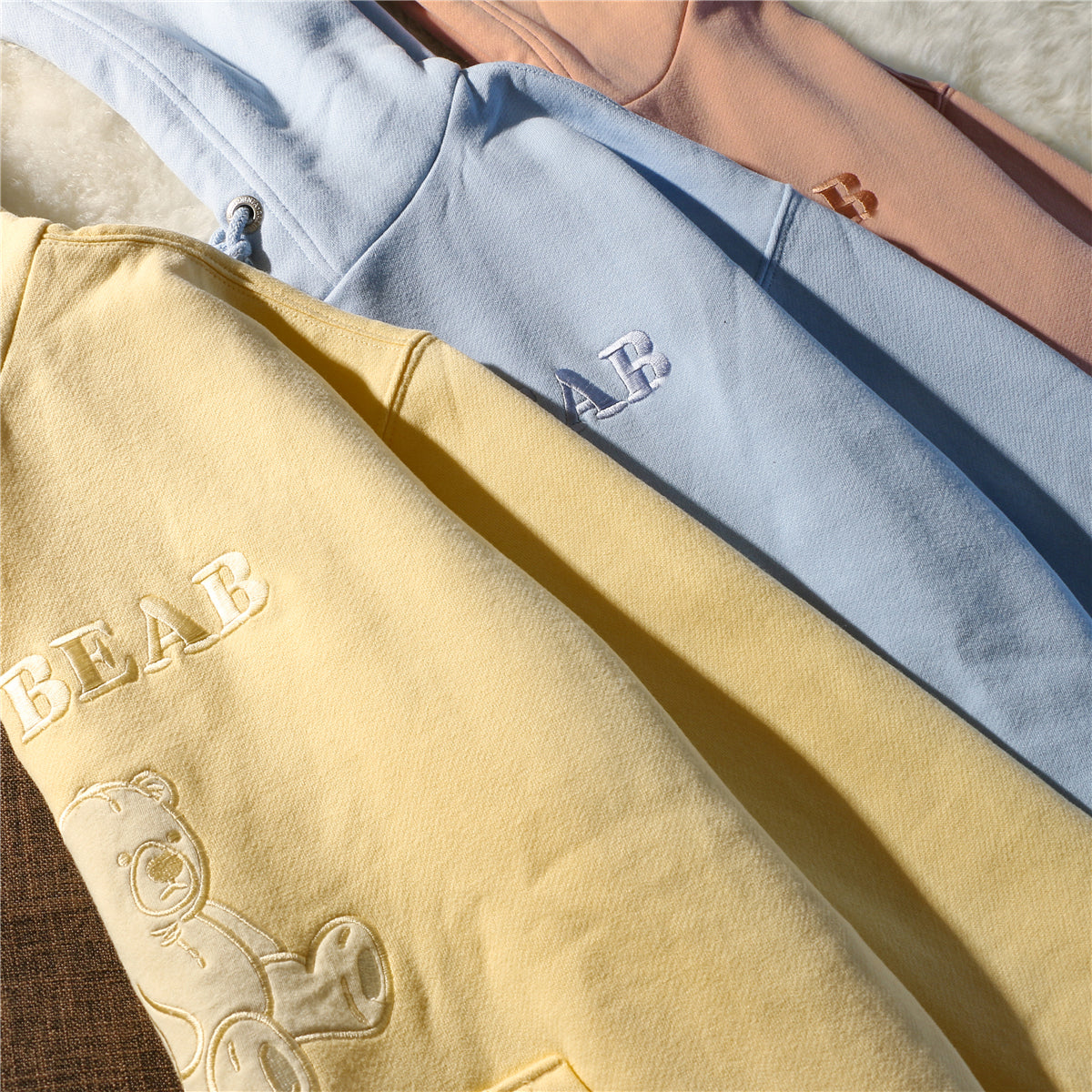 Japanisch-schicker Kapuzenpullover im Hongkong-Stil mit Bärenstickerei für Damen