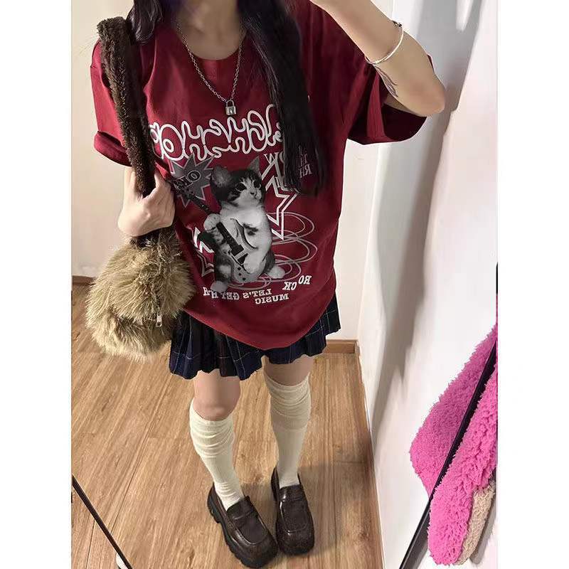 Kurzarmshirt im japanischen Alphabet-Stil aus reiner Baumwolle, weinrot