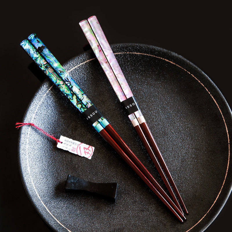 Bunte, spitze Essstäbchen aus Massivholz im japanischen Stil