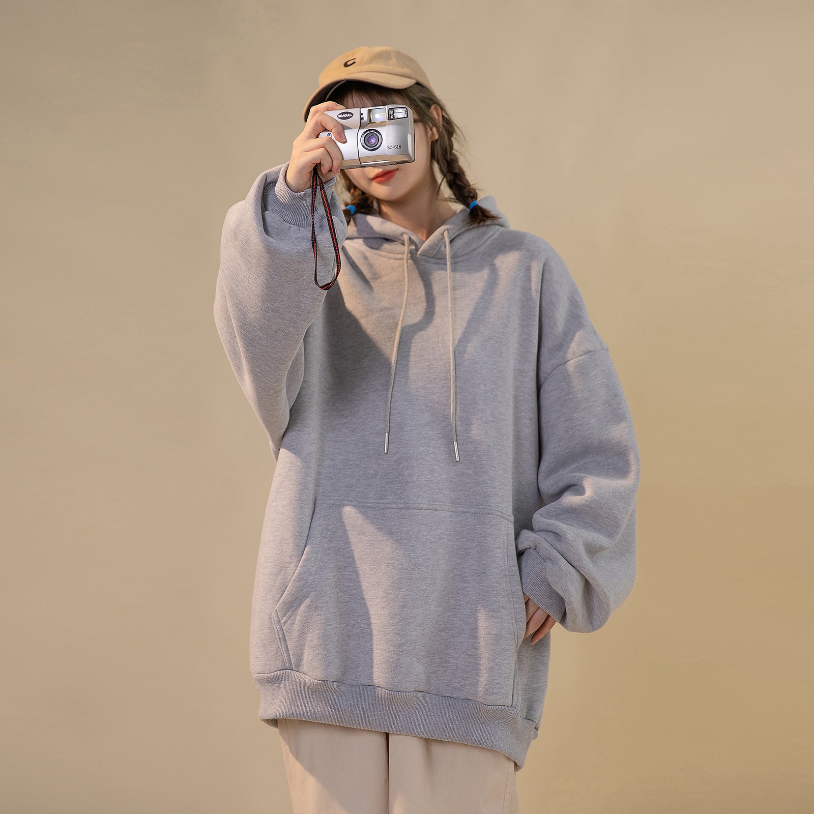 Hong Kong Style Kapuzenshirt in Lila, locker geschnitten, langärmelig, dünn, für Damen, geeignet für Frühling und Herbst.