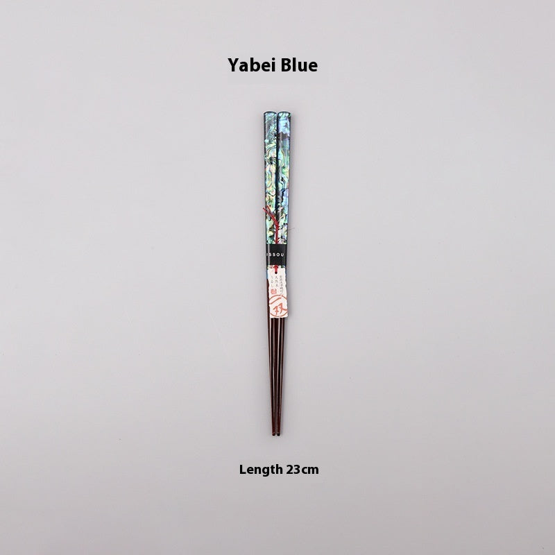 Bunte, spitze Essstäbchen aus Massivholz im japanischen Stil