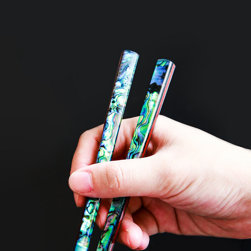 Bunte, spitze Essstäbchen aus Massivholz im japanischen Stil