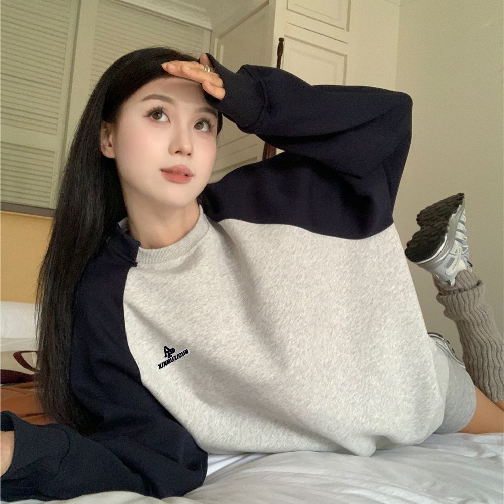 Locker geschnittenes, mittellanges Langarmshirt mit Buchstabenstickerei in Kontrastfarbe