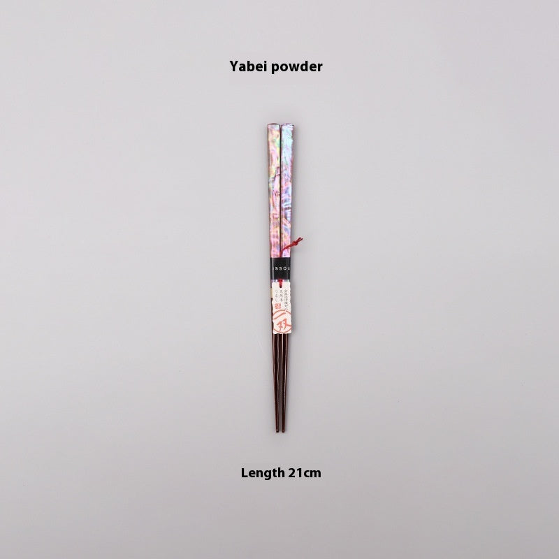 Bunte, spitze Essstäbchen aus Massivholz im japanischen Stil