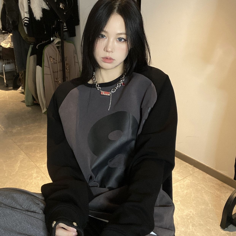 Pullover mit Manschettennieten-Design und Buchstabenausschnitt, locker geschnitten