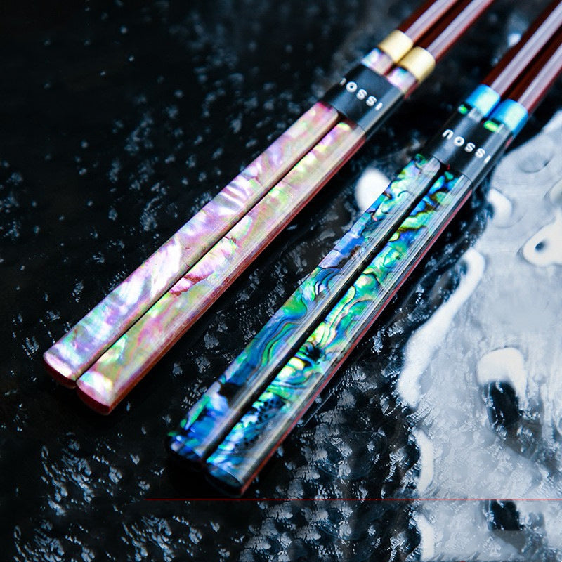 Bunte, spitze Essstäbchen aus Massivholz im japanischen Stil